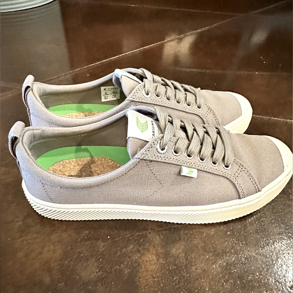 Like New Cariuma OCA Low Canvas Size 10.5